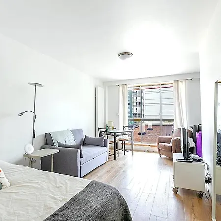 Appartamento Bright With Balcony - 2 Min Walk To Metro